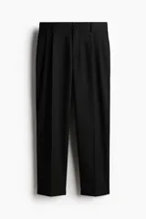 Pantalón sastrero negro de corte regular, con pliegues, bolsillos laterales y traseros con solapa y botón. Tiene cierre con botón y dobladillo en el ruedo.