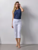 Pantalón capri blanco de gabardina elastizada, marca Ruby Rd. Con pretina ancha elastizada, bolsillos delanteros simulados y bolsillos traseros aplicados.