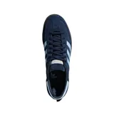 Championes Adidas Handball Spezial, color azul marino con detalles en celeste y suela de goma marrón.