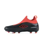 Championes de fútbol Umbro Fuzion, color negro, sin cordones, con cuello de tobillo tejido y suela con tapones para césped. Logo de Umbro en blanco en el lateral.