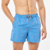 Short de baño celeste con estampado de flamencos rosados y cordón ajustable en la cintura.