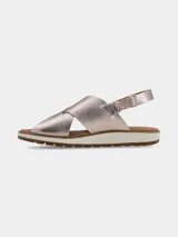 Sandalia de cuero sintético color rosa metalizado, con tiras cruzadas en el empeine, tira trasera con elástico y suela de goma blanca.