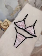 Conjunto de lencería rosa viejo de terciopelo grabado, con detalles de encaje negro y elásticos suaves.