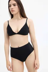 Bralette color piel con corte triangular, breteles finos regulables y cierre trasero con broche de cuatro posiciones.