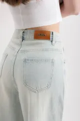 Pantalón de jean celeste de corte ancho con terminación desflecada.