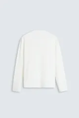 Camiseta blanca de manga larga con cuello redondo y textura cuadriculada.