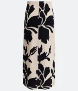 Pollera midi color beige con estampado floral negro, lazo en la cintura y tajo lateral.