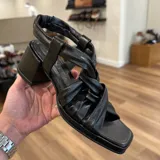 Sandalias de tacón bajo color marrón y plateado, con tiras cruzadas y punta cuadrada.