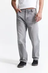 Pantalón de jean celeste claro, corte amplio y tiro medio. Confeccionado en 98% algodón y 2% spandex, con pasacintos.