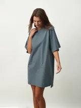 Vestido gris oscuro de corte recto, con cuello redondo y mangas cortas.