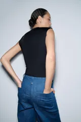 Pantalón de jean de pierna ancha, tiro alto y largo hasta el tobillo.
