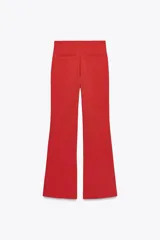Pantalón rojo de tiro alto con corte flare.