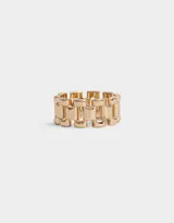 Anillo dorado de metal con detalle de eslabones grandes.