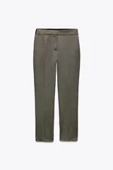 Pantalón tobillero gris con textura, de tiro medio y corte recto. Tiene cintura elástica en la parte trasera, bolsillos delanteros y falsos bolsillos traseros.