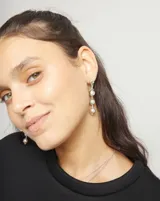 Pendientes largos colgantes de aleación de metales bañados en plata de ley, compuestos por una serie de cuatro esferas metálicas unidas por pequeños eslabones.