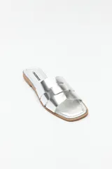 Sandalias bajas color marrón con capellada entrelazada.