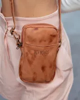 Bolso bandolera pequeño de cuero color terracota, ideal para llevar el celular, tarjetas y maquillaje. Cuenta con cierre superior, bolsillo interno, bolsillo externo y correa ajustable. Hecho a mano en Uruguay.