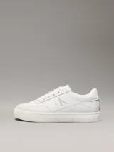 Zapatillas urbanas Calvin Klein Jeans color blanco, de cuero liso con apliques de gamuza en la puntera y logo CK en el lateral.
