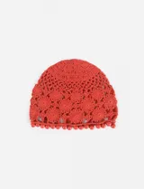 Gorro tipo casquete rojo de crochet con diseño de flores y borde con cuentas redondas.