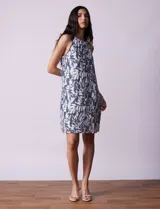 Vestido corto con estampado de hojas azules y blancas, escote halter y busto fruncido.