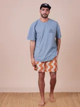 Remera oversize de algodón, con diseño gráfico en el pecho y color azul.
