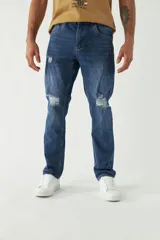 Pantalón de jean azul oscuro con roturas en las rodillas, corte recto y logo bordado en el bolsillo trasero.