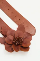Cinturón ancho de cuero negro con una flor de cuero artesanal.