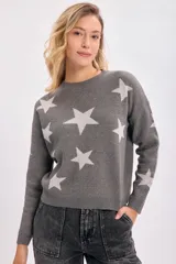 Sweater gris con estrellas blancas de punto intarsia, cuello redondo y mangas largas.