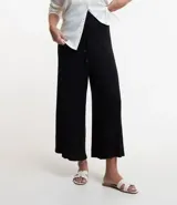 Pantalón pantacourt negro de viscosa con lazo en la cintura.