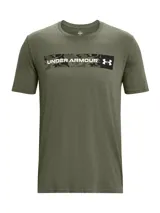 Remera blanca de Under Armour con estampado camuflado en el pecho y logo de la marca en negro.