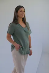 Remera verde seco de lino con escote en V y mangas cortas.