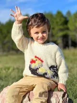 Sweater tejido de lana merino color crema con diseño de gallo bordado en la parte inferior izquierda.