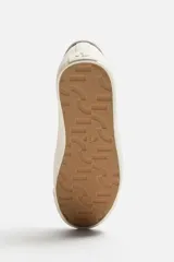 Zapatillas blancas de cuero con detalles en gamuza en la puntera y el talón. Cierre con cordones.