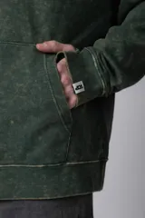 Buzo canguro verde con efecto desgastado, capucha con cordón ajustable, bolsillo frontal y puños con orificio para el pulgar.