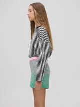 Short tejido a rombos con degradé de celeste a amarillo, calce suelto y pretina elástica combinada.