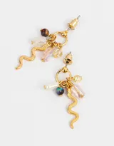 Par de aros colgantes con pasante circular dorada, dije de serpiente dorada, perlas y mostacillas de colores. Bañados en oro.