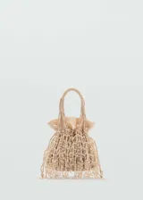 Bolso pequeño color beige, con diseño de red de macramé con flecos. Tiene asa corta trenzada y asa larga de cadena extraíble. Incluye bolsa interior de tela.