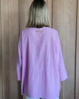 Camisa celeste de corte amplio, con cuello clásico y mangas largas.