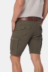 Bermuda cargo azul confeccionada en 98% algodón y 2% spandex.