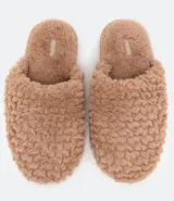 Pantuflas tipo chinela color beige, con textura escamada y pelitos.