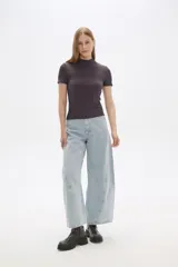 Remera de viscosa color gris oscuro, de punto canale, corte ajustado y cuello alto.