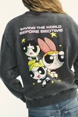 Sudadera gris con efecto lavado, cuello redondo, manga larga y rib en puños y bajo. Estampado frontal con el logo de Las Super Nenas.