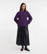 Suéter color violeta en tejido de punto con textura de punto onda, cuello redondo y mangas largas abullonadas.
