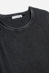 Sweater de punto acanalado color borgoña, de manga larga y cuello redondo.