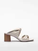 Sandalia de tacón color hueso con puntera cuadrada y dos tiras de cuero con nudos. Tacón de madera.