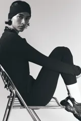 Leggings deportivas negras de tiro alto con cintura ancha y bolsillo abierto en la parte exterior de las piernas. Confeccionadas en tejido funcional ShapeMove™ con detalles reflectantes.