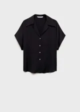Camisa color crema de manga corta con tejido satinado, corte regular, cuello camisero y cierre delantero con botones.