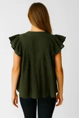 Blusa blanca de algodón con frunces, corte ancho y cuello en V, con mangas cortas con volados.