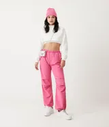 Buzo cropped blanco de algodón con cuello alto y puños acanalados.