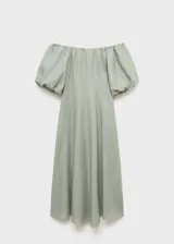 Vestido midi verde oliva de lino, con escote off-shoulder y mangas cortas abullonadas. Tiene corte evasé y cierre de cremallera en la espalda.